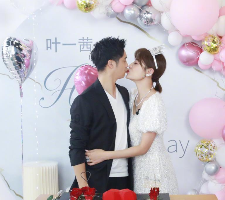 小虎队成员娶小14岁女粉后，因拒绝行房被岳母持刀刺伤